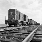 836694 Afbeelding van de diesel-electrische locomotief nr. 2510 (serie 2400/2500) van de N.S. met een goederentrein te ...